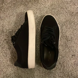 Vagabond sneakers - Säljer mina vagabond sneakers som stått oanvända sen sommaren. Jätte snygga sneakers med en liten högre sula som passar både man och kvinna. Köpta för 1500.  Pris kan diskuteras 