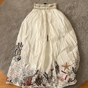 Lång kjol❤️super fin - Super fint skick, inga fläckar eller nåt köpte ny för ett tag sen för ungefär 600-700kr skicka ett pris som ni kan tänka er köpa den för