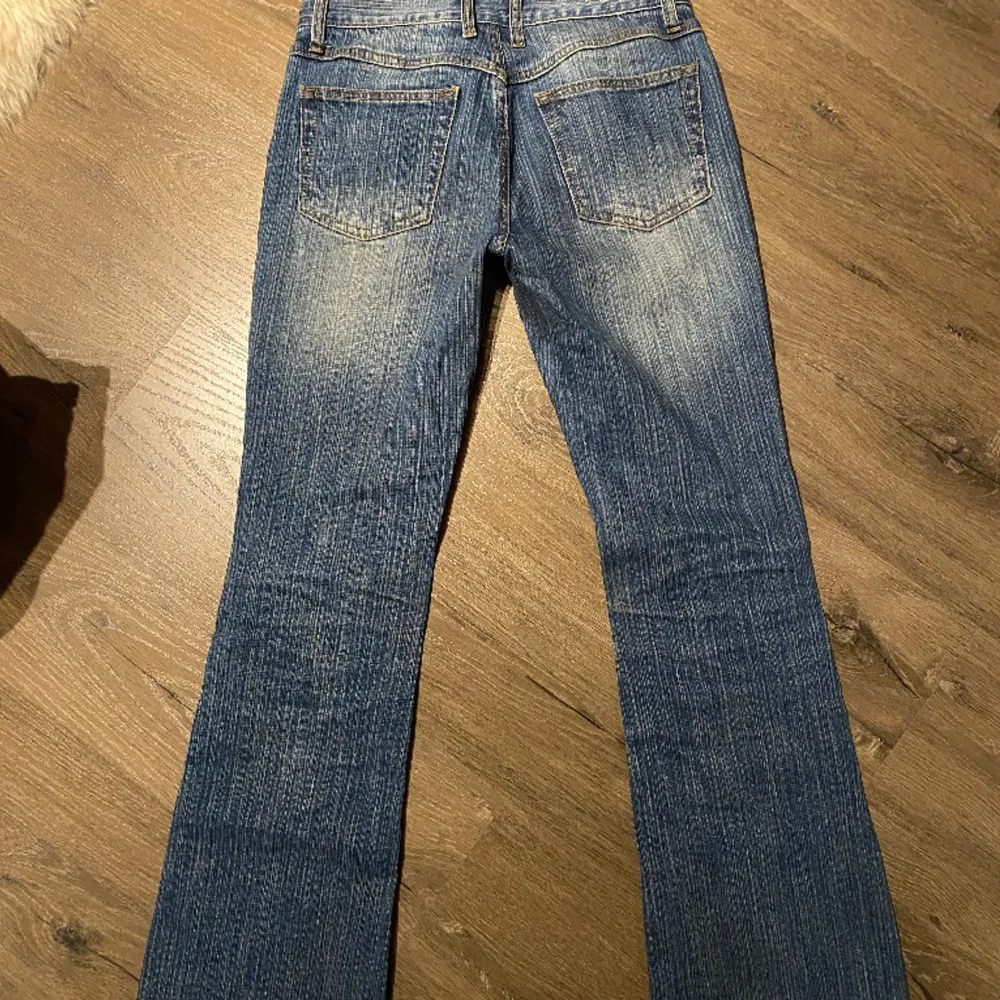 Skitsnygga lågmidjade bootcut jeans från Brandy Melville ♥️ Storlek S, 82cm innerbenslängd och ca 37cm tvärsöver höften/midjan. Jeans & Byxor.