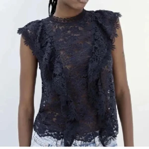 Mörkblå Zara topp - Säljer denna otroligt fina toppen från Zara då den inte kommer till användning längre. Inga defekter alls, köptes för några månader sen, använt Max 3 gånger! Skriv privat för fler bilder! 💕 Storlek L-sitter som en M