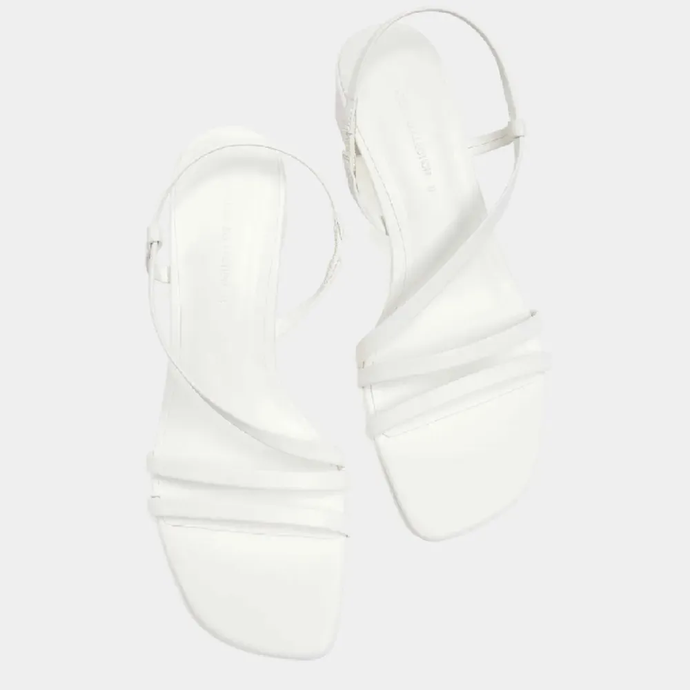 Fina sandaler med liten klack. Inköpta på Pull&Bear i sthlm, använda vid ett tillfälle!. Skor.