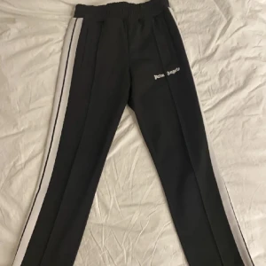 Palm angels byxor - Fräscha palm angels byxor då de är i bra kvalitet och bra passform.