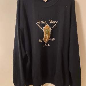 Säljer en marinblå stickad tröja i ull med golf tryck, dyr i inköp