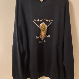 Stickad tröja  - Säljer en marinblå stickad tröja i ull med golf tryck, dyr i inköp