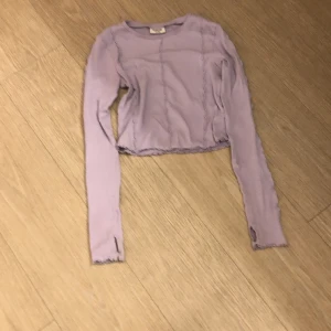 Gullig tröja från kappahl!! - En lila fin tröja från kappahl i storlek 146-152😍Den är för stor för mig så är bara testad 1 gång🙏🏼