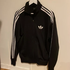Adidas tröja storlek M - En svart adidas tröja i storlek M. Skick 7/10. 