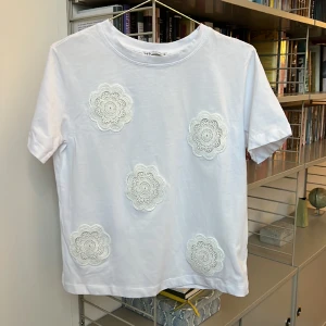 T-shirt - T-shirt från Zara med fina blommor i spets🌸helt oanvänd