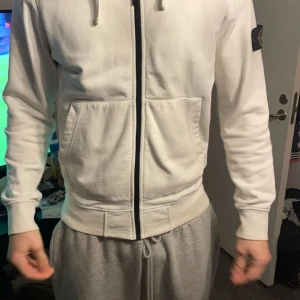 Stone island ziphoodie - Vit å fräsch. Inte använd så mycket, bra skick