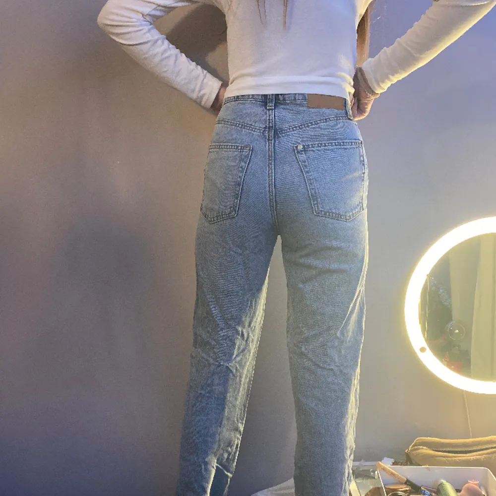 Superfina jeans! Nästan aldrig använda, alltså i bra skick! High waisted! Hör av er vid frågor! Passar nog storlek Xs! . Jeans & Byxor.