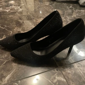 Glitter klackskor  - Säljer dessa snyggga klackskor. Aldrig använda. Ordinarie pris 500. Storleken är 37 men passar en med 38. (Jag själv har 38 och dessa sitter grymt på) 