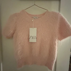 Zara top - Säljer denna trendiga zara topp, storlek M men skulle söga att den är mer som s❤️ aldrig använd, endast testad, nypris 260kr❤️