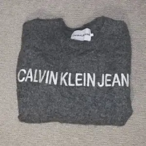 Fin o stilren Calvin Klein tröja! Ser skrynglig ut på bild för att jag precis hade tagit ut den från vakumpåse under hösten!