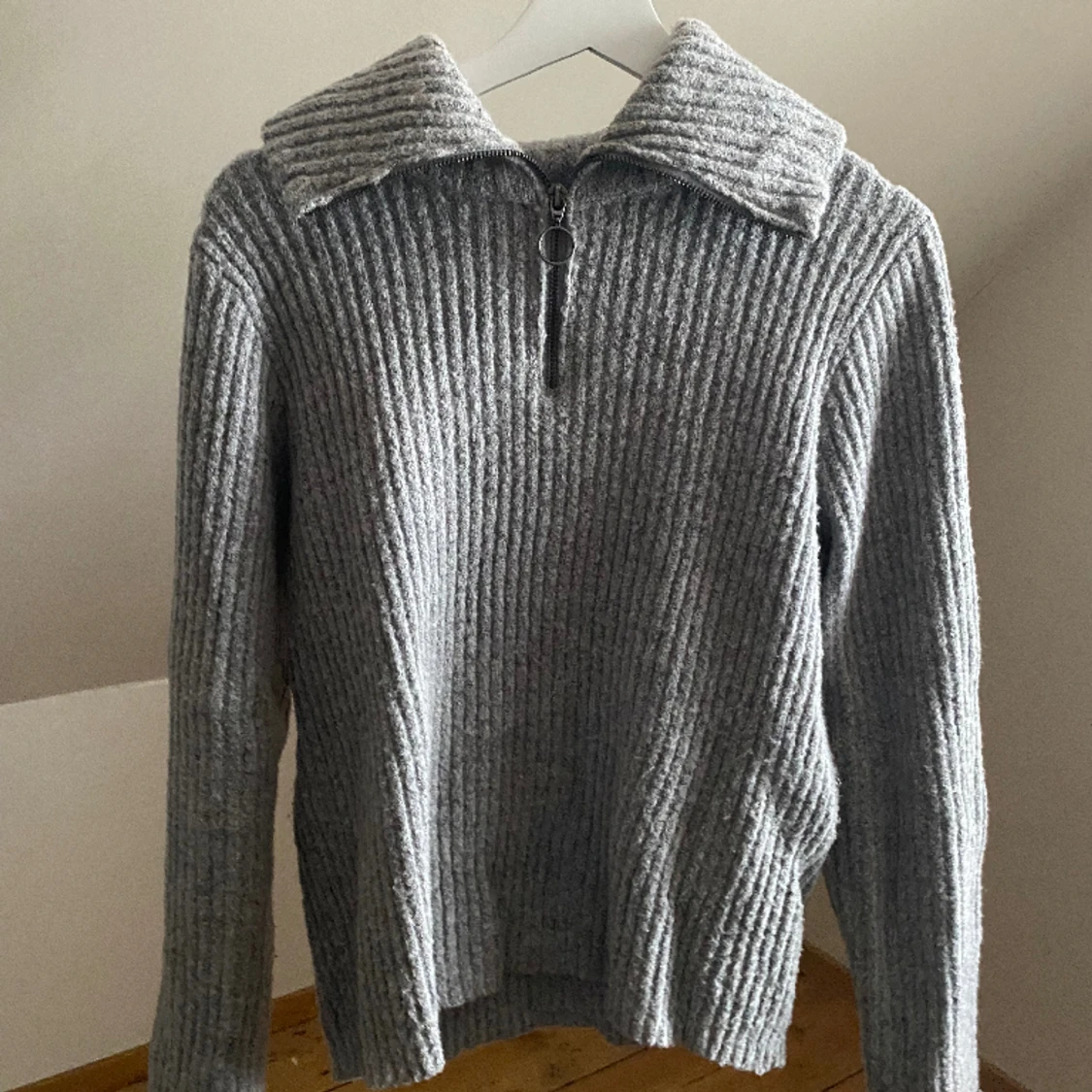 Grå stickad tröja