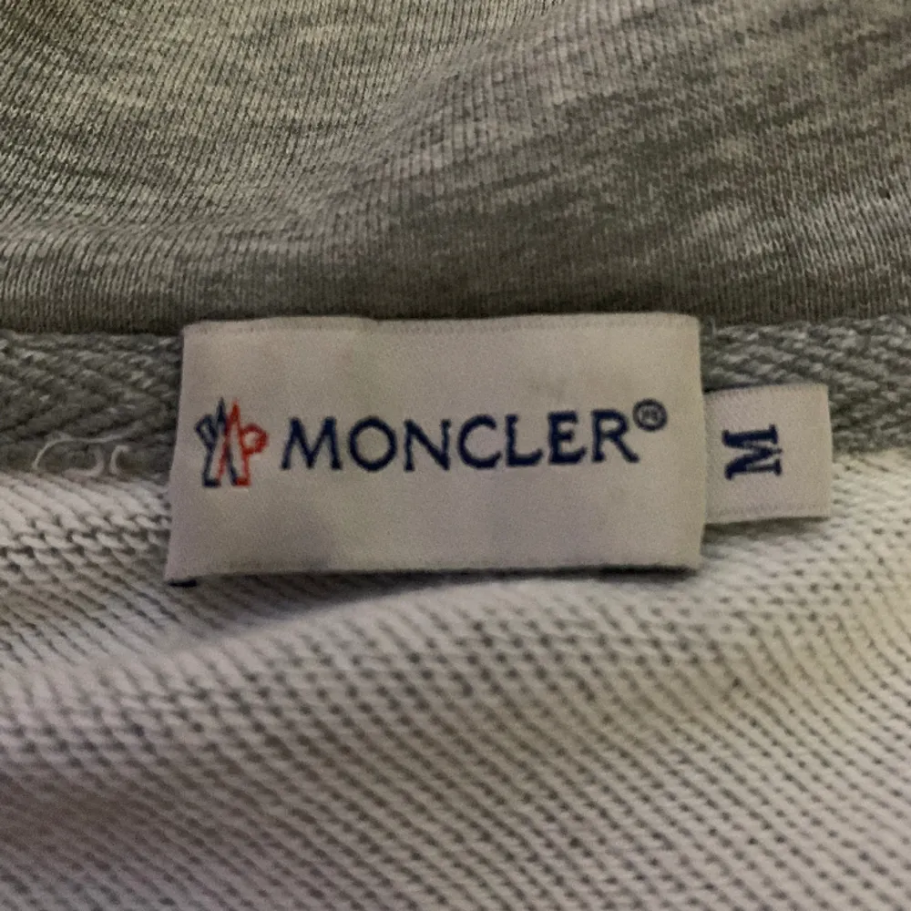 Moncler zip-hoodie av modellen Maglia Cardigan. Riktigt fet dock lite gammal modell. Skick 8/10 Strl: M. Hoodies.
