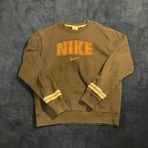Vintage Nike Crewneck - En sjukt snygg Nike sweatshirt i mycket gott skick utan defekter, true to size. Passar perfekt inför vintern och våren. Skriv gärna vid funderingar👍