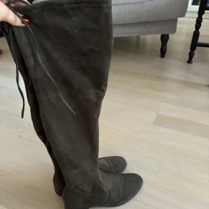 Overknees  - Mörkgröna overknees i mocka material, aldrig använda. Storlek 37