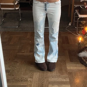 Tie dye jeans - Supersnygga lågmidjade bootcut jeans med tiedye mönster. Säljer då de tyvärr är för korta för mig. Jag är 170, passar bäst på någon som är 160-165
