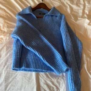 Stickad tröja - En mysig blå stickad tröja!!🩵