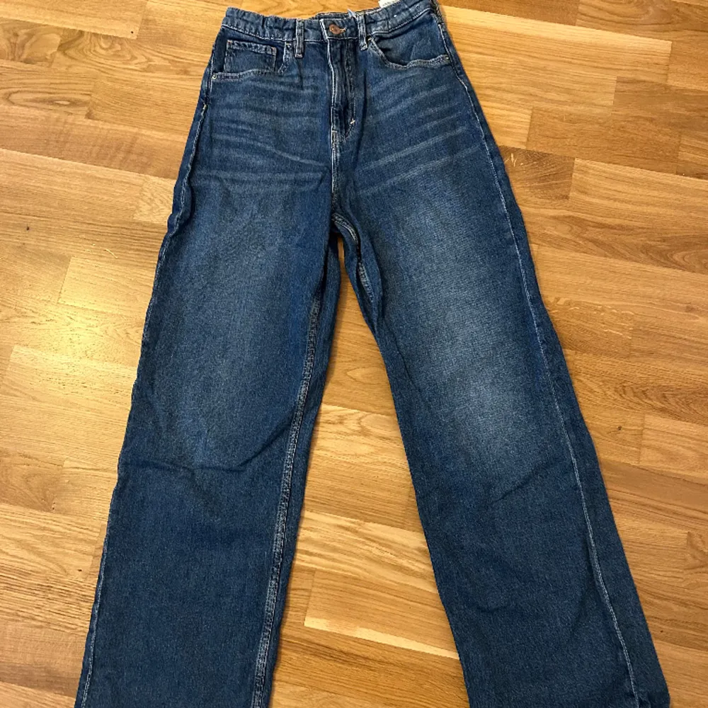 Säljer dessa jeans då dom inte kommer till användning längre. Dom är använd en del men de är i fint skick. Tror dom är från HM men inte helt säker. Jeans & Byxor.