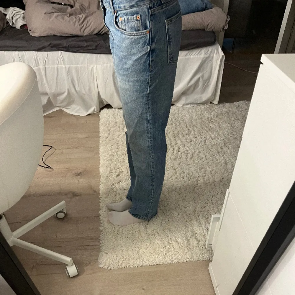 Säljer mina blå Lågmidjade jeans från Gina i strl 40  Jag är runt 180 och passar mig hyfsat bra i längden  Använda men i väldigt fint skick. Köptes för 500kr   Kan skickas eller hämtas i Göteborg  Pris kan diskuteras   (PM vid frågor) 💞💞💞. Jeans & Byxor.