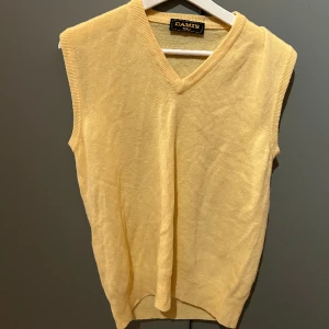 Gul stickad väst - Fint skick! 
