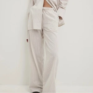 Rutiga pyjamasbyxor - Säljer mina pyjamas byxor från Sanna Jörnvik x Nakd från förra året. Använda få gånger, i nyskick!! Beige/vitrutiga. 🫶🏼 nypris 399:- helt slutsålda på hemsidan!