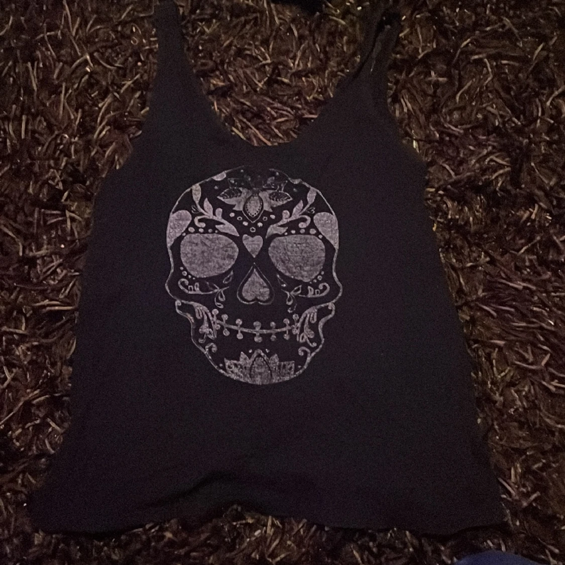 Svart linne med döskalletryck