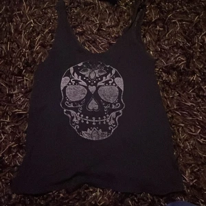 Svart linne med döskalletryck  - Svart linne med tryck