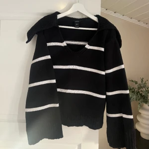 Stickad tröja med slits - Säljer en jättefin stickad tröja från Lindex med slits vid händerna och med en krage som ligger på axlarna, jättefin men har alldeles för många likande. Köpt för 600.