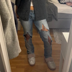 Lågmidjade jeans - Supercoola lågmidjade jeans med hål! 