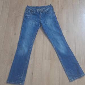 Jätte jätte snygga blåa lågmidjade blåa jeans med coola tryck på fickorna och olika fina detaljer framme vid låren storlek S/M säljer för 300kr+ 50 kr frakr 