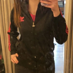 Adidas tröja - Inga skador eller slitningar jätte cool inte min stil längre så säljer
