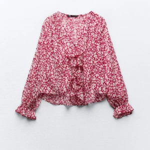 Blommig blus  - Säljer denna sjukt snygga blommiga rosa blus från Zara 💓. Storlek S och blusen har även knappar så man kan använda den som en kofta! Kan gå ner i pris till 150kr inte mindre! 