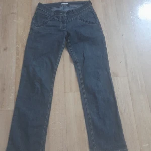 Jätte snygga lågmidjade gråa/svarta jeans fina detaljer på bakdickorna köpte för ungefär 800kr men säljer för 250 + frakt - Lågmidjade jätte snygga svart/gråa jeans storlek S/M säljer för 250+frakt men klpte för 800kr köp gärna.