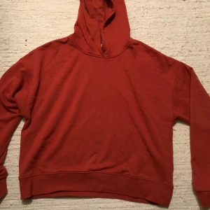 Hoodie - Rödbrun Hoodie, använd bara 1-2 ggr!❤️. Pyttelite noppig❤️