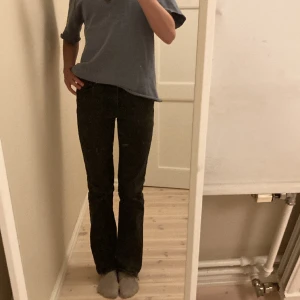 Svarta jeans  - Detta är ett par jätter snygga svart bootcut jeans från Gina tricot. Dem är mid-waist!❤️