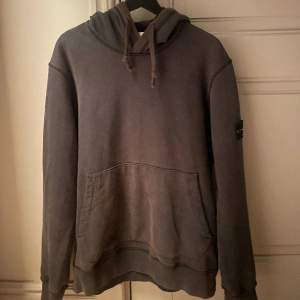 Stone Island Hoodie. Sällan använd, bra skick, köpt på Nk Göteborg,  fungerande QR kod, säljer pga jag sällan får användning av den