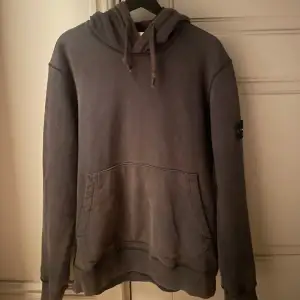 Stone Island Hoodie. Sällan använd, bra skick, köpt på Nk Göteborg,  fungerande QR kod, säljer pga jag sällan får användning av den