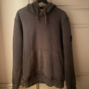 Stone Island Hoodie - Stone Island Hoodie. Sällan använd, bra skick, köpt på Nk Göteborg,  fungerande QR kod, säljer pga jag sällan får användning av den