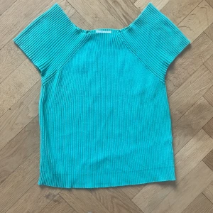 Grön tröja - En grön ribbad tröja med intresanta ärmar. Den är grönare i verkligheten. Det står att tröjan har storleken S men om man vill att den ska sitta tajt skulle jag säga M/L. Frakten ingår inte i priset, men priset kan diskuteras. Om ni har frågor så skriv🫶