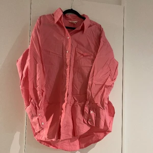 Oversize skjorta  - Oversize skjorta  Storlek: M  Köpt på H&M Den är i fint skick 