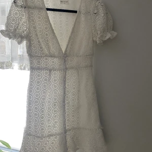 Vit spetsklänning - Perfekta v-ringade klänningen till student och finare tillfällen☀️☀️skriv vid frågor eller intresse! 