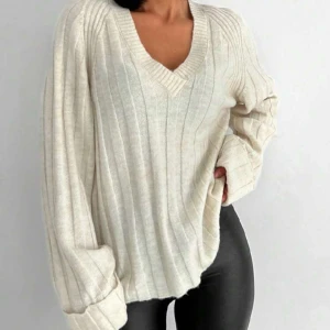 Stickad Tröja  - En ljus beige stickad tröja som är helt ny, har inte använts någon gång så den är i fint skick. Sitter superfint och är så mysig. Skriv för fler bilder💕