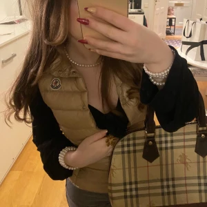 Moncler väst  - Säljer denna sjukt snygga moncler väst! Perfekt nu till våren! Den är i strl 12/152 barn men passar perfekt för mig som har xs/s i kläder. Den är köpt från vestarie för något år sen, så givetvis äkta! Säljer den för 2000 kr o den är inköpt för 5000 kr💕🫶🏻