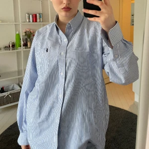 Ralph Lauren skjorta  - Ralph Lauren skjorta i vit och marinblå i mycket bra skick, frakt ingår inte 💕