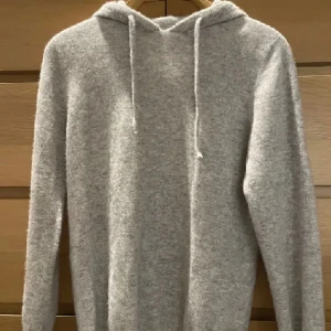 GOT hoodie - Säker en riktigt eftertraktad hoodie från GOT i 100% merinoull. Skicket är 8/10. Bara att skriva vid funderingar. Taggen har lossnat därav det låga priset.