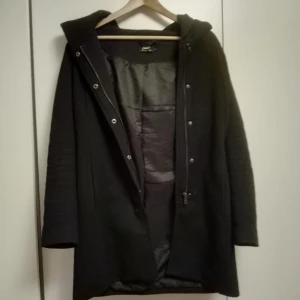 Svart rock S - Svart medellång Jacka  märke only Storlek small 