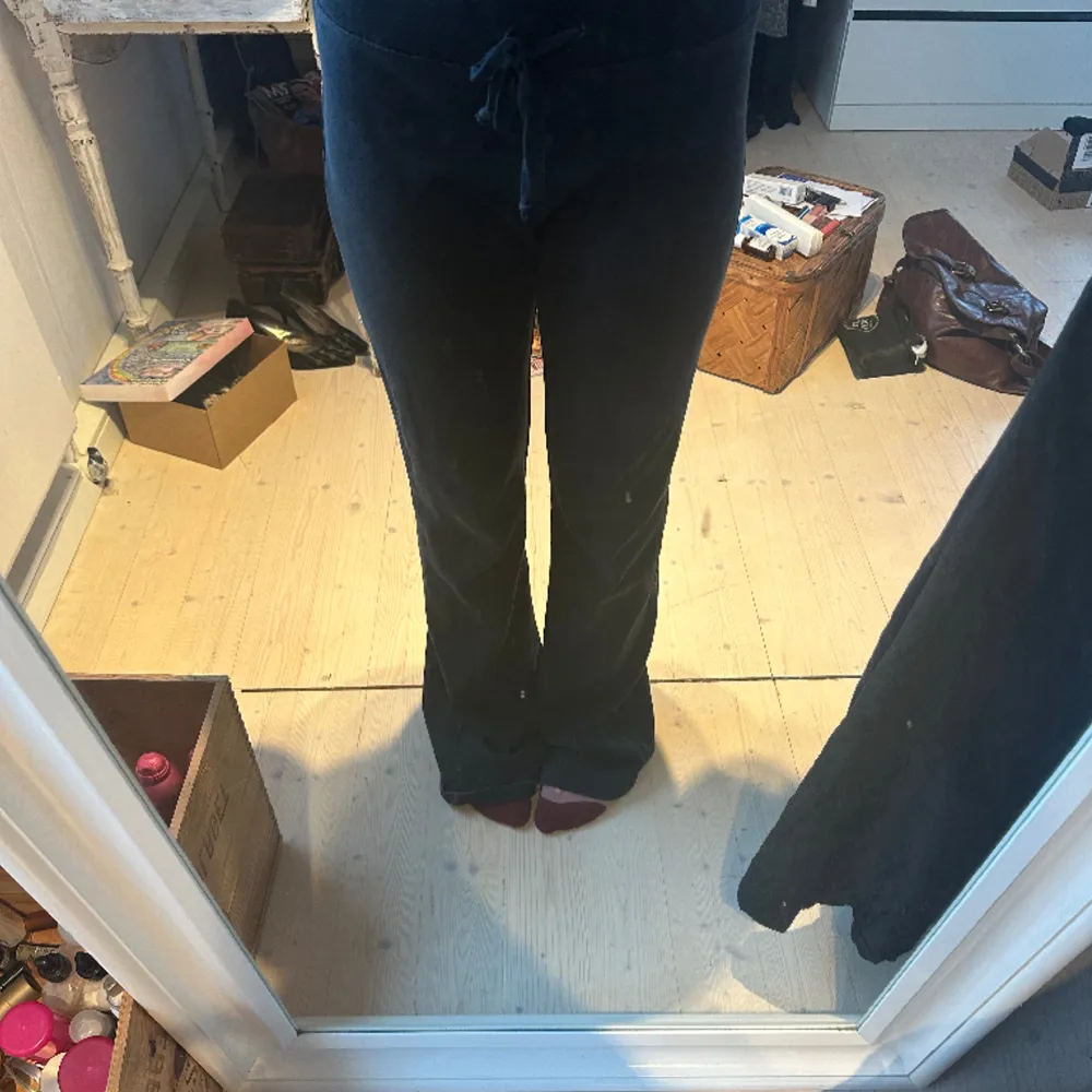 Säljer nu mina superfina yoga pants ifrån Brandy Melville💗De är i storleken onesize men passar XS-M beroende på hur tajt/löst man vill att de ska sitta💗😊De har inga defekter är i nyskick💗. Jeans & Byxor.