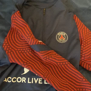 Psg träningströja - Säljer denna långärmade PSG tröjan. Storlek S