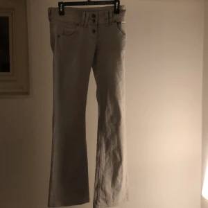 Snygga jeans  - Vintage jeans utsvänga lågmidjade vita❤️❤️